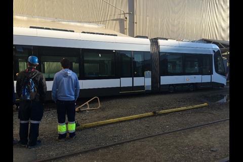 tn_us-kansas_city_streetcar_on_test_track_workers.jpg
